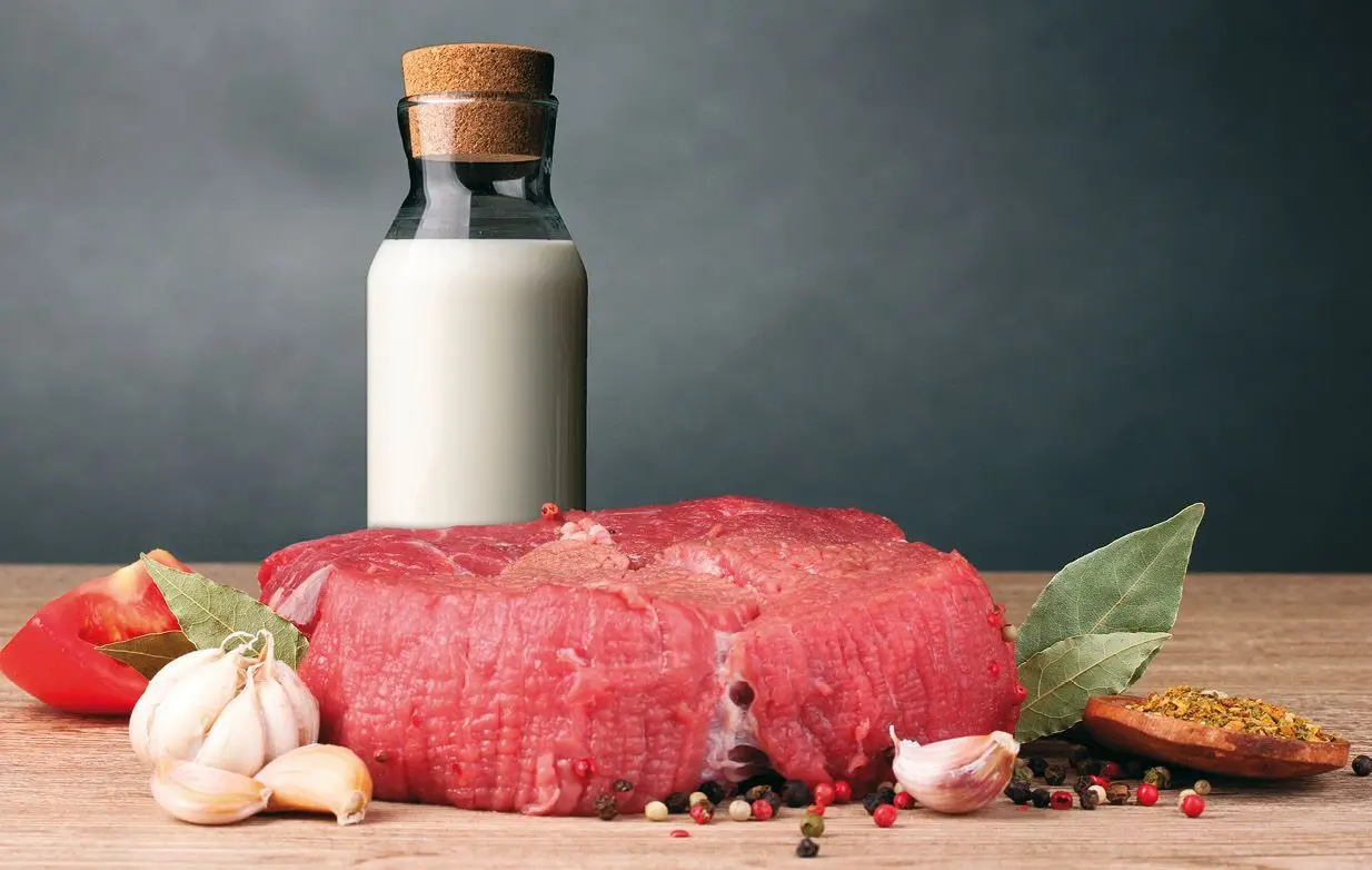 Si bien muy pocas personas alérgicas a la leche lo son también a la carne de vacuno, la mayoría de los alérgicos a albúmina y/o inmunoglobulinas de la carne pueden ser alérgicas también a la leche.