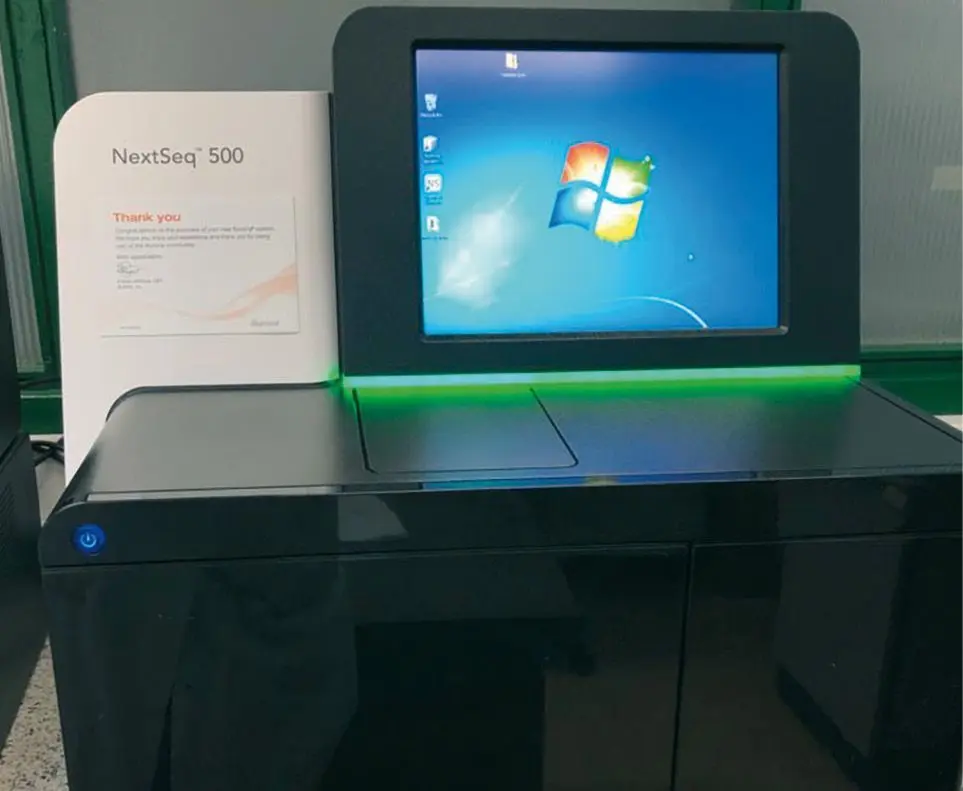 Figura 3. Equipo de secuenciación masiva NextSeq 500 que permite realizar secuenciaciones de exomas (ADN que codifica proteínas), genomas completos (ADN) y transcriptomas (ARN)