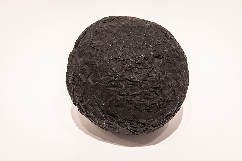 Tres. ‘Bola de silencio negro’, 2003. Foto Davide Camesasca