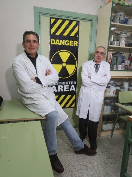 Fernando de Prada Pérez de Azpeitia (i) y Jose Antonio Martínez Pons, del IES Las Lagunas (Rivas Vaciamadrid) galardonados en los premios de Física al mejor artículo de enseñanza. © KIKE PARA/ FBBVA.