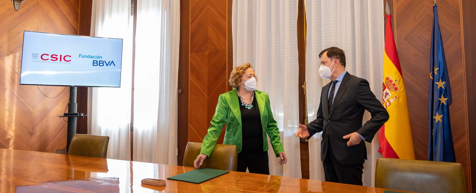 La presidenta del CSIC, Rosa Menéndez, y el director de la Fundación BBVA, Rafael Pardo. Programa de Impulso a la Comunicación Científica