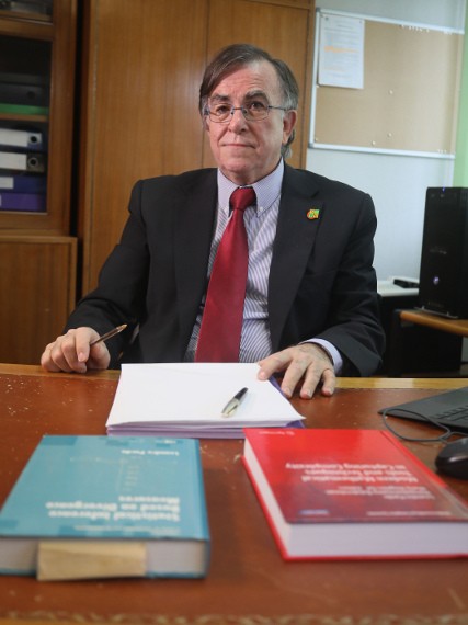 Leandro Pardo, medalla SEIO-Fundación BBVA, posando en la Facultad de Matemátocas de la UCM.Leandro Pardo, medalla SEIO-Fundación BBVA, posando en la Facultad de Matemátocas de la UCM.