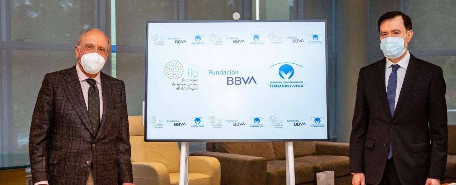 Prof. Luis Fernández-Vega Sanz, presidente de la Fundación de Investigación Oftalmológica y del Instituto Oftalmológico Fernández-Vega, y director general de la Fundación BBVA, Rafael Pardo