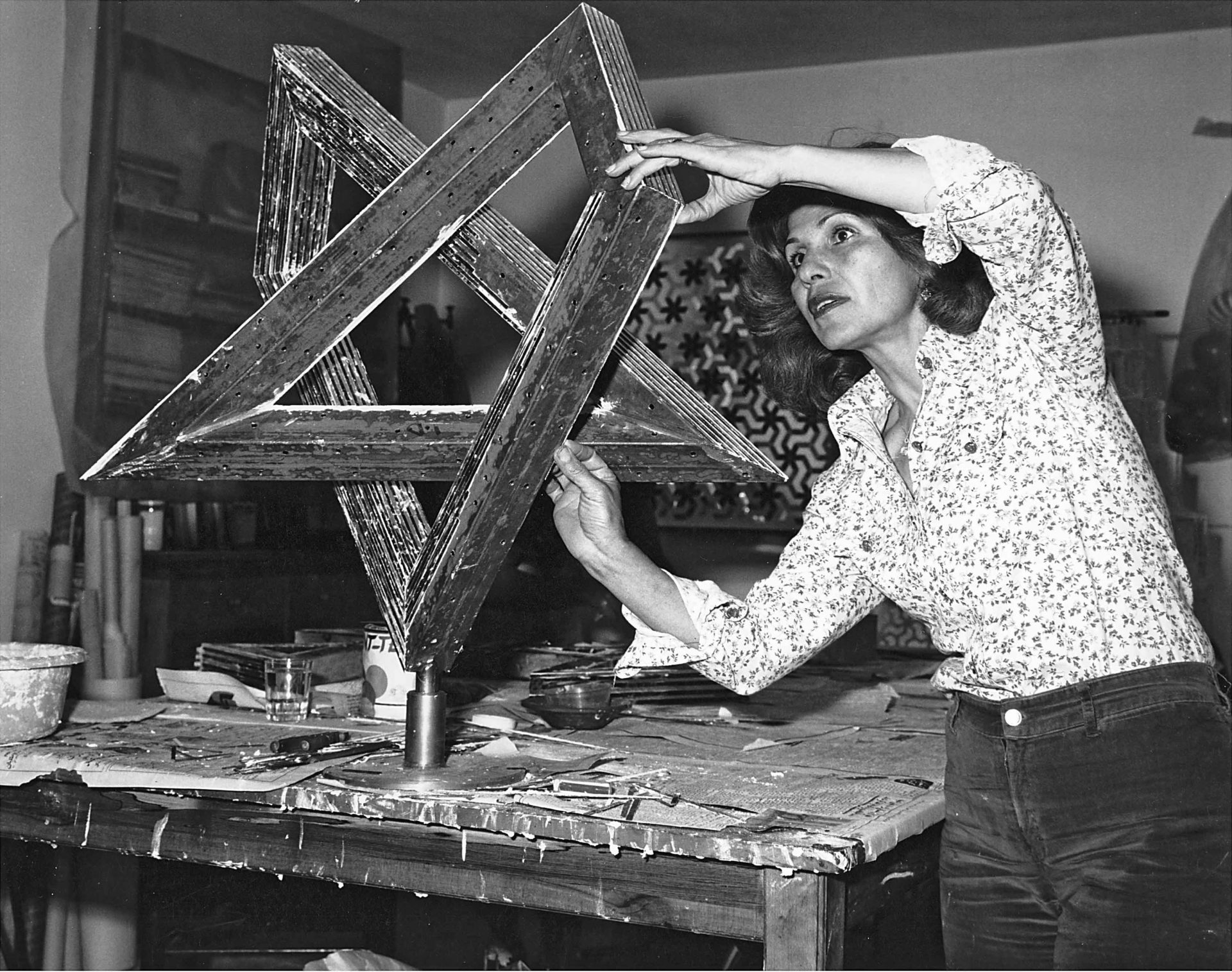 10 Monir Farmanfarmaian travaillant dans son studio