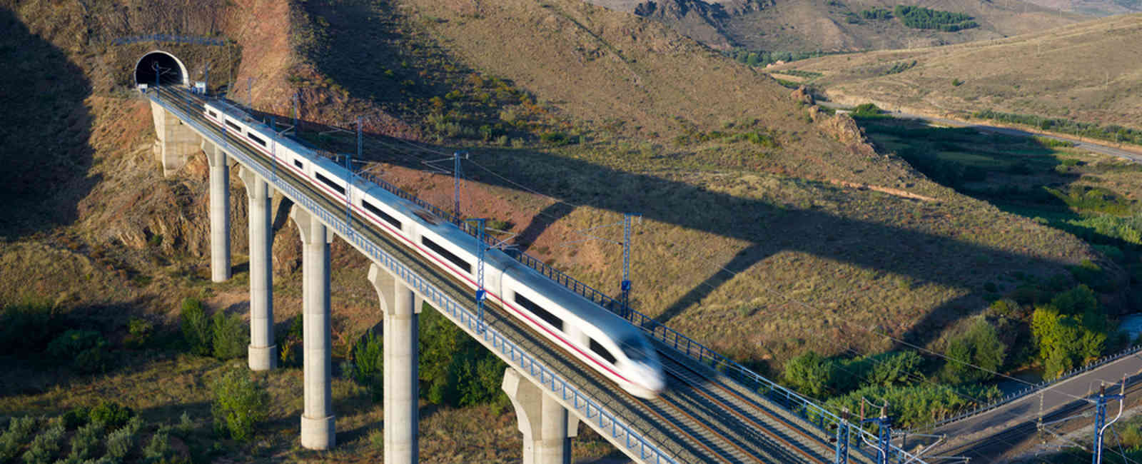 Vista de un tren de alta velocidad que atraviesa un viaducto en Purroy, Zaragoza, Aragón, España. AVE Madrid Barcelona.