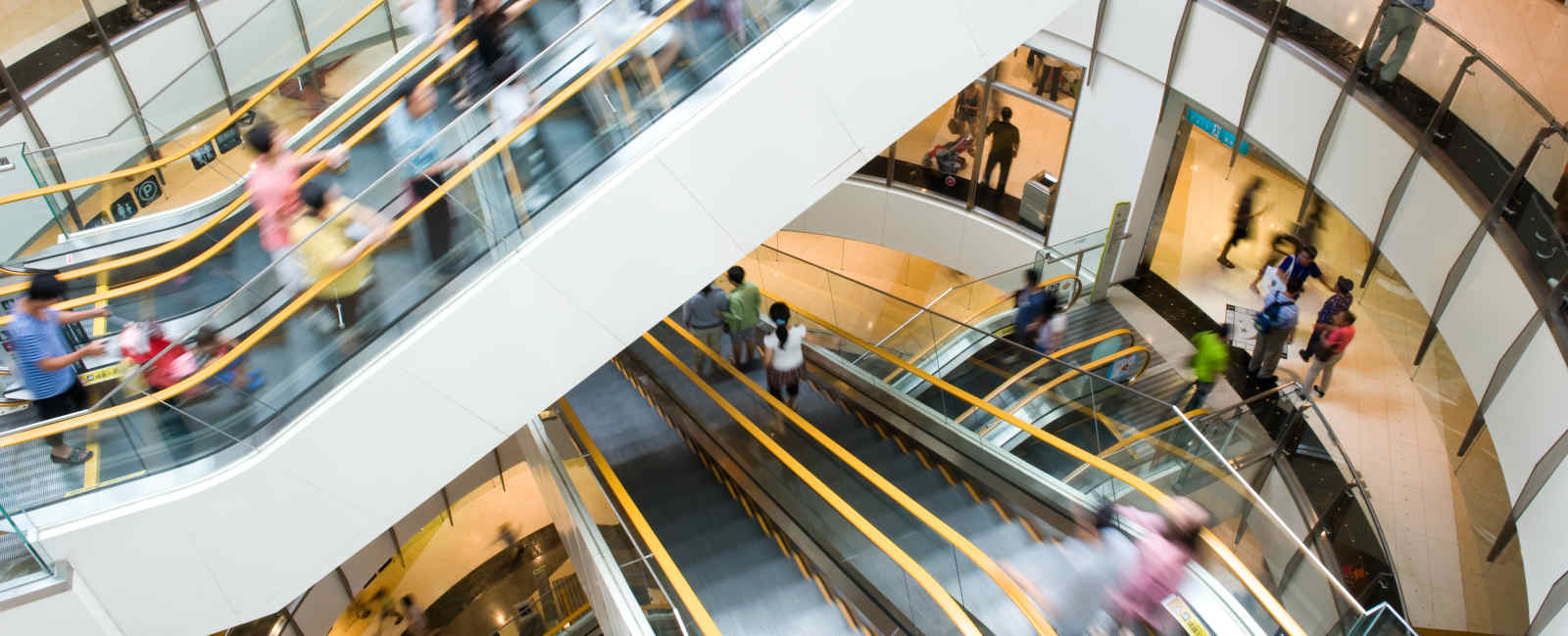 People,In,Motion,In,Escalators,At,The,Modern,Shopping,Mall.