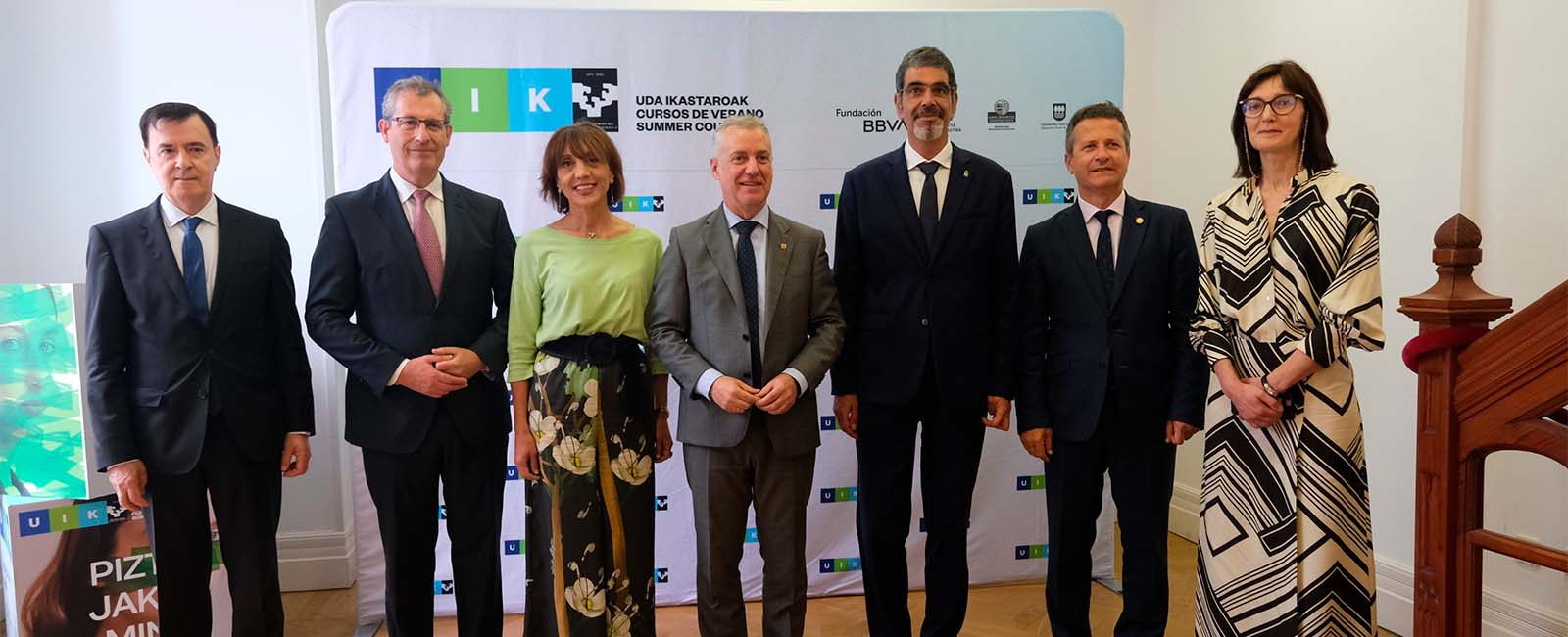 Rafael Pardo, director de la Fundación BBVA; el diputado general de Gipuzkoa, Markel Olano; la rectora de la Universidad del País Vasco (UPV/EHU), Eva Ferreira; el lehendakari del Gobierno Vasco, Íñigo Urkullu; alcalde de Donostia Eneko Goia; el Consejero de Educación del Gobierno Vasco, Jokin Bildarratz; y la directora académica de los Cursos de Verano, Itziar Alcorta