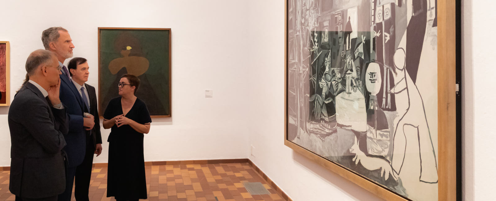 Su Majestad el Rey Felipe, junto a Marko Daniel, director de la Fundació Miró, y Rafael Pardo, director de la Fundación BBVA, ante las explicaciones de la comisaria Sònia Villegas, de la Fundació Miró. © Fundació Joan Miró, Barcelona. Foto: Davide Camesasca