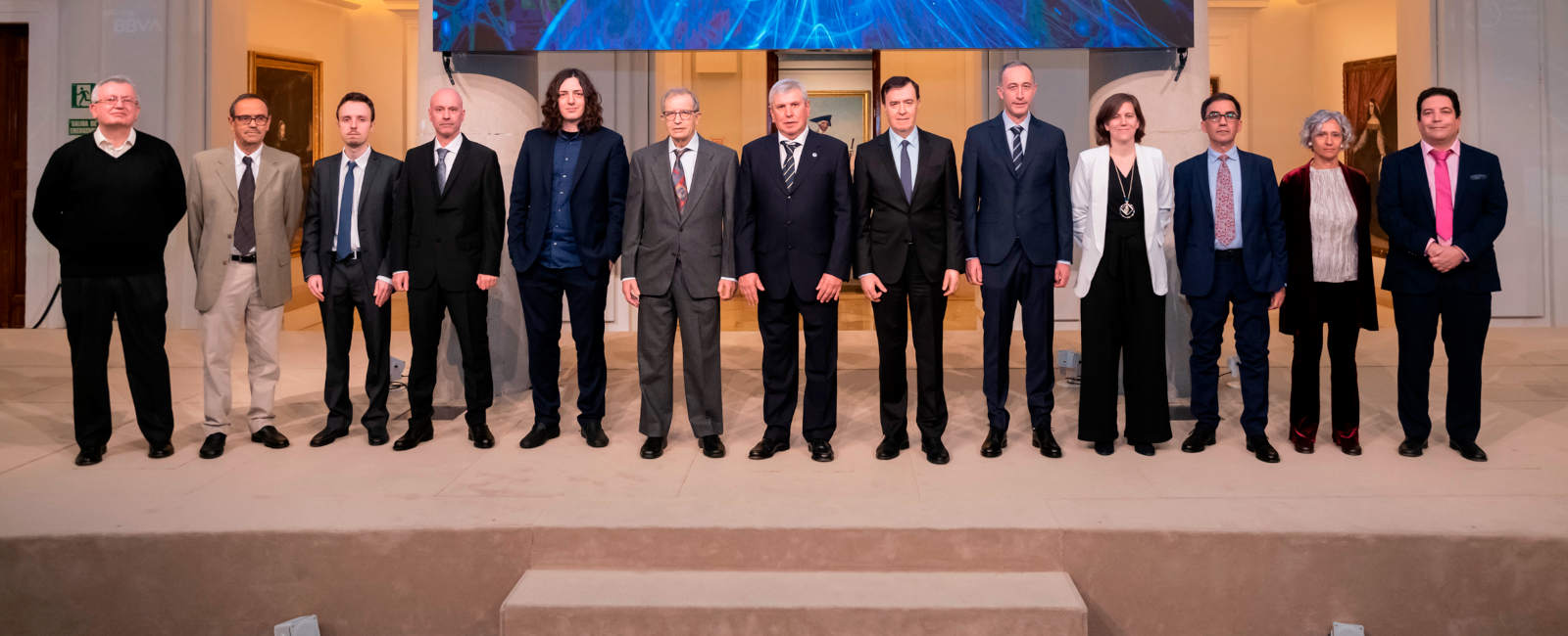 Foto de grupo de los galardonados en los Ceremonia de los Premios de Física Real Sociedad Española de Física–Fundación BBVA 2023 junto con el director de la Fundación BBVA y el presidente de la Real Sociedad Española de Física.