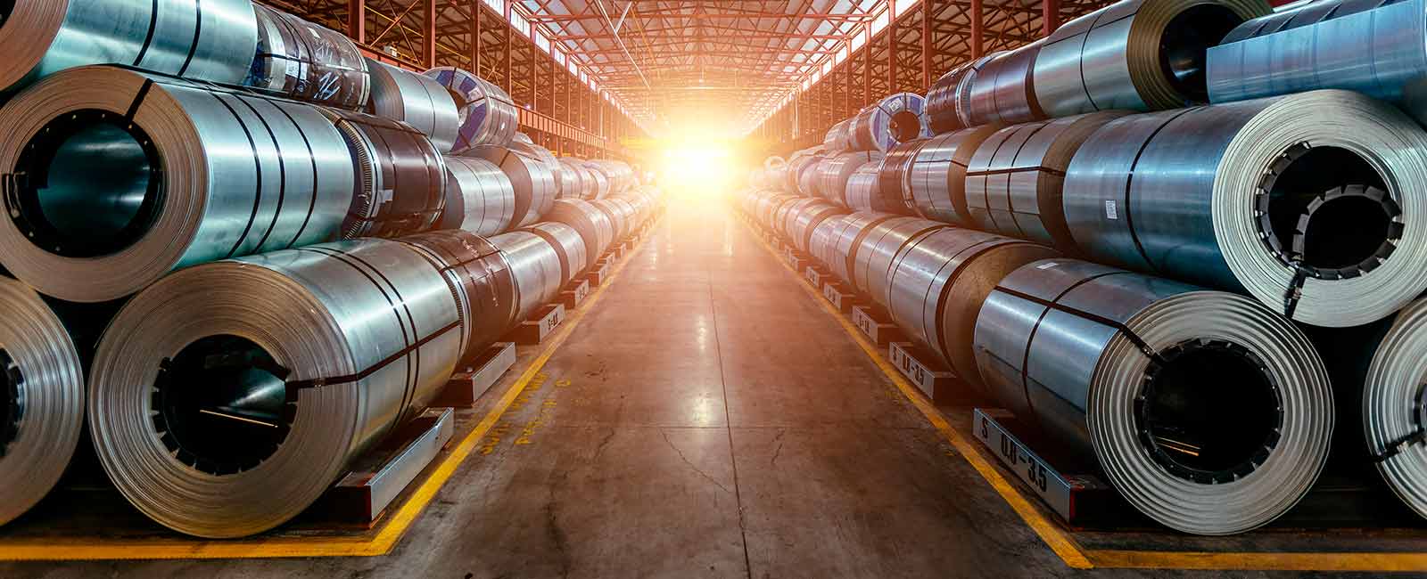 Rollos de acero galvanizado en un almacén. Manufactura. Fábrica. Producción.