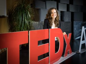 Ana Lozano del Campo con las letras de TEDx.