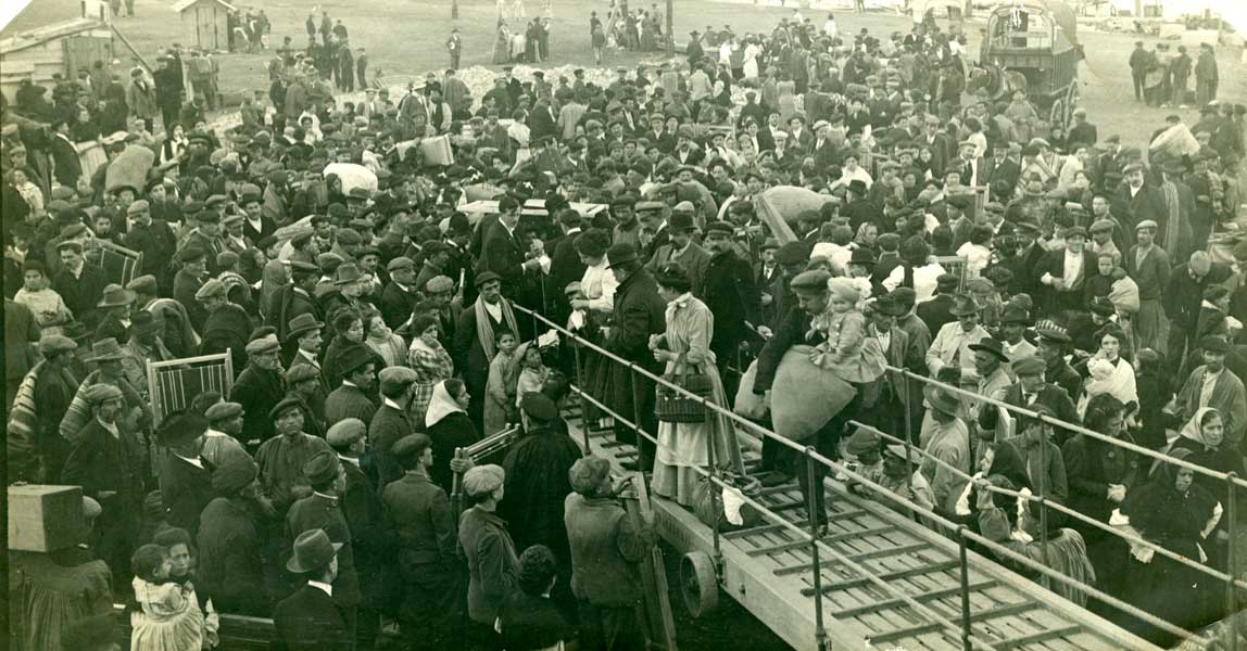 Embarque de emigrantes hacia América del Sur en el puerto de Barcelona Frederic Ballell Maymí Copia de época al gelatinobromuro de plata, 94 x 179 mm 1910 Barcelona, Arxiu Fotogràfic de Barcelona, Ajuntament de Barcelona, S0-2-42