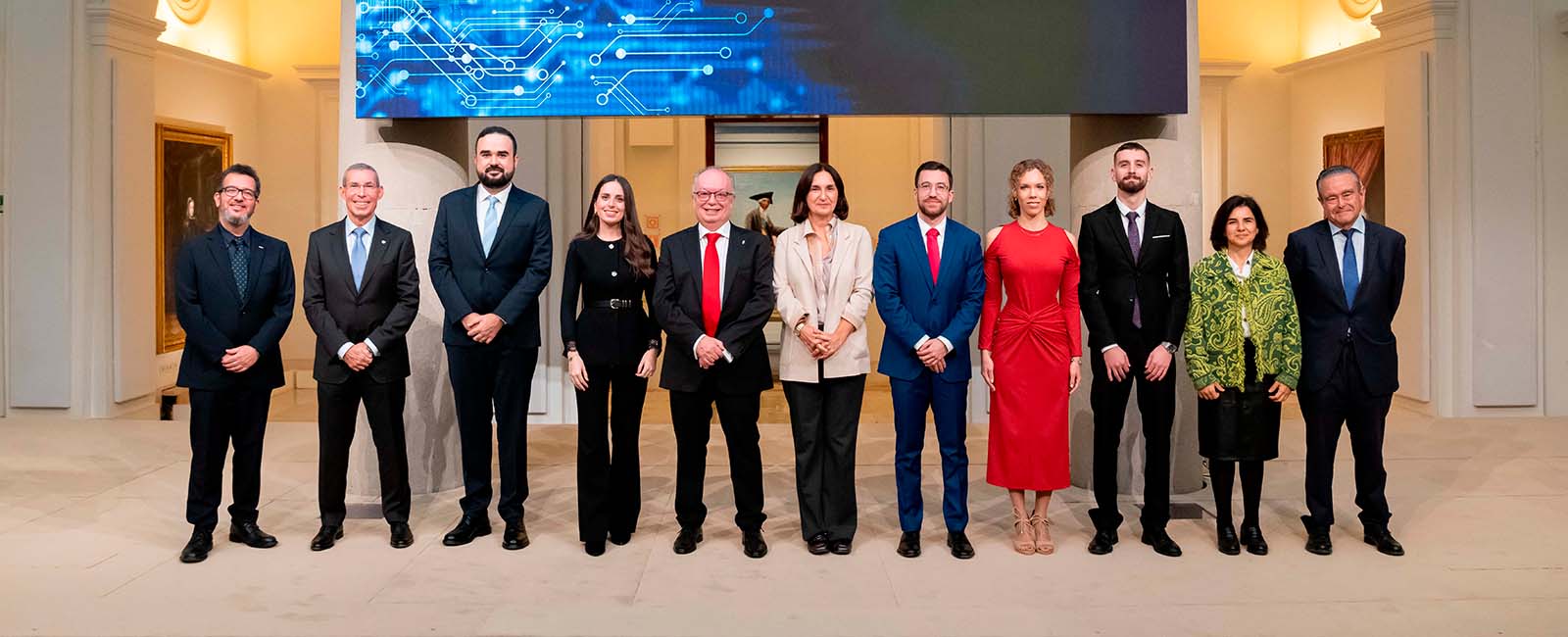 El presidente de la SCIE, Francisco Quiles, y la directora de Relaciones Institucionales de la Fundación BBVA, Silvia Churruca, con los premiados.