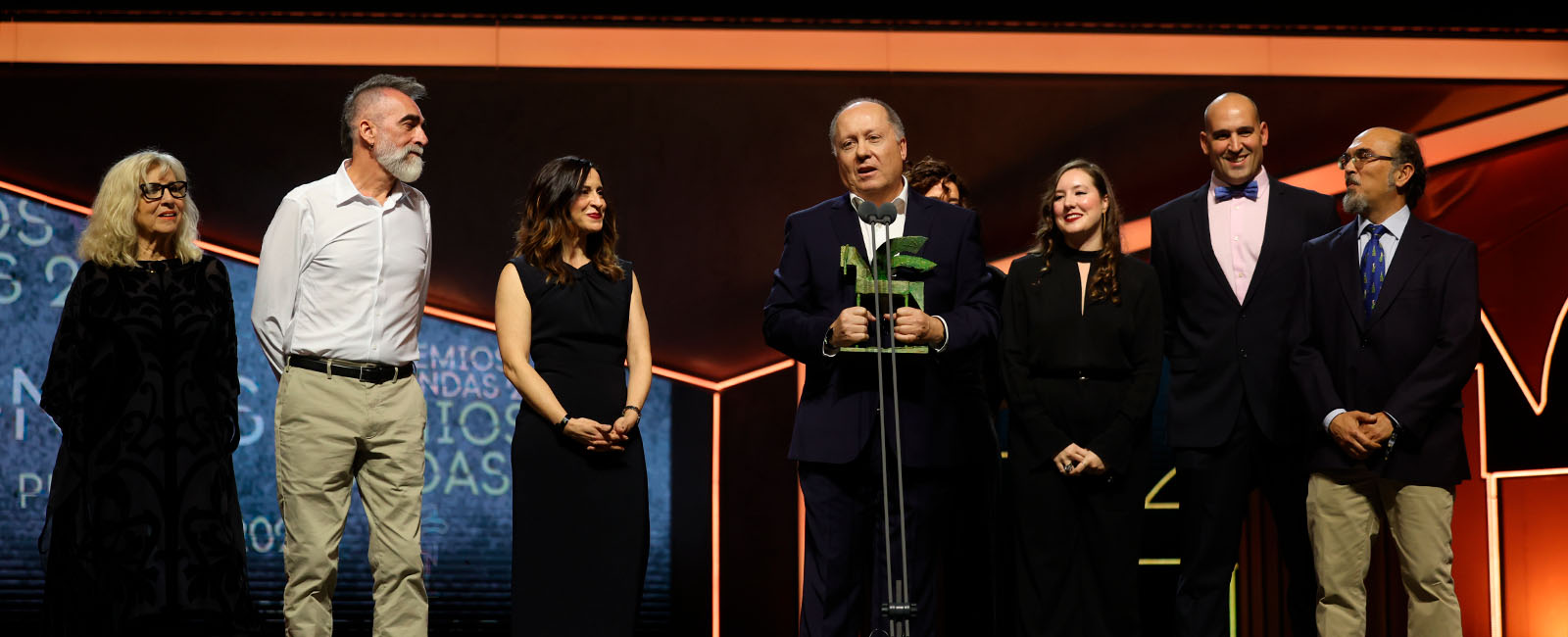 Benigno Moreno, director de las ficciones sonoras de RNE, recogiendo el Premio Ondas