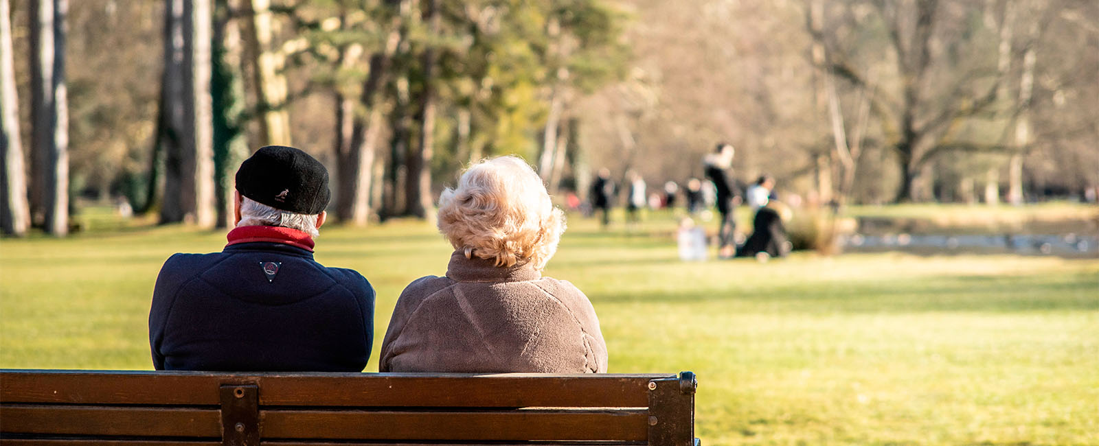 Personas mayores sentadas en un banco